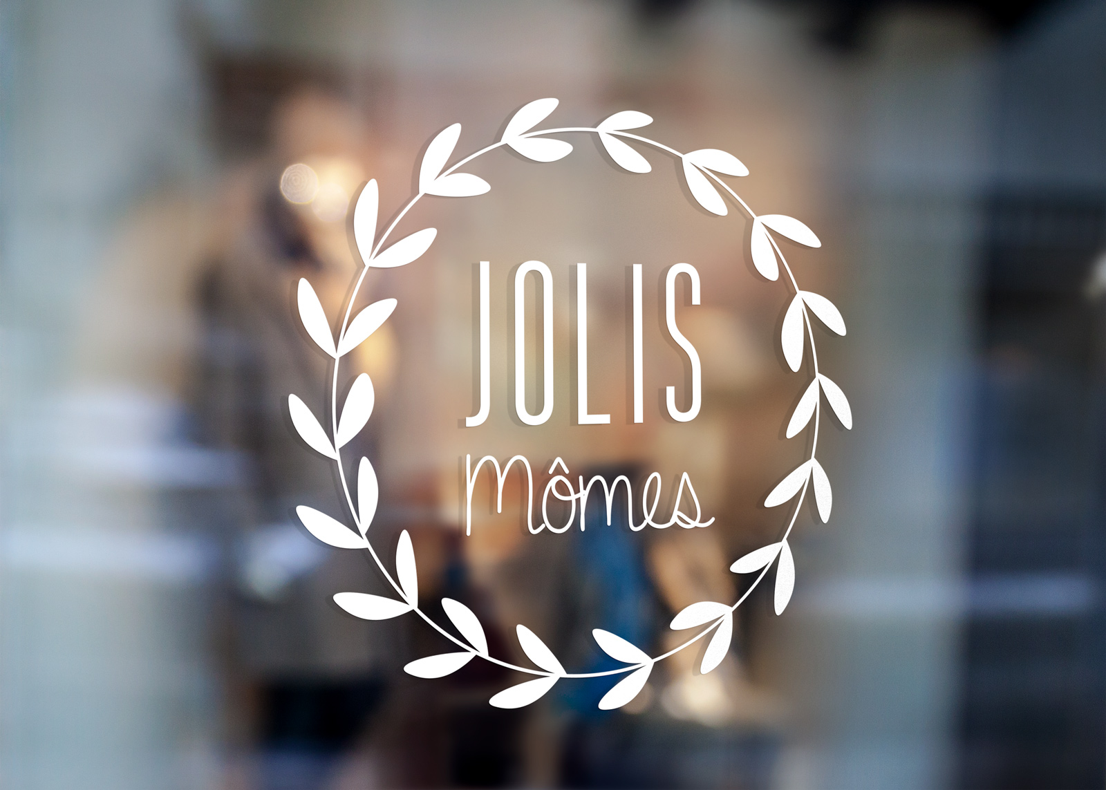 Création graphique pour Jolis Mômes, dépôt-vente à Gignac. Logo, tote bags personnalisés et flyers en impression aléatoire.