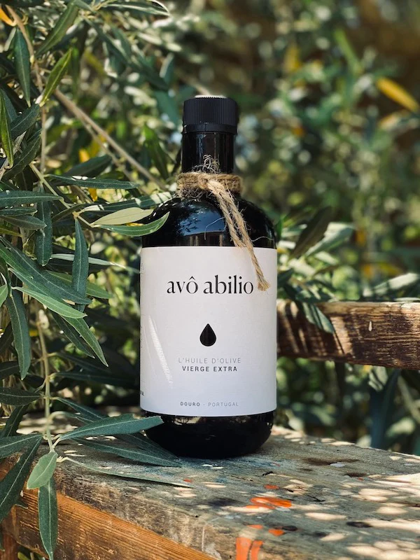 Étiquette d'huile d'olive graphique et épurée pour Avo Abilio