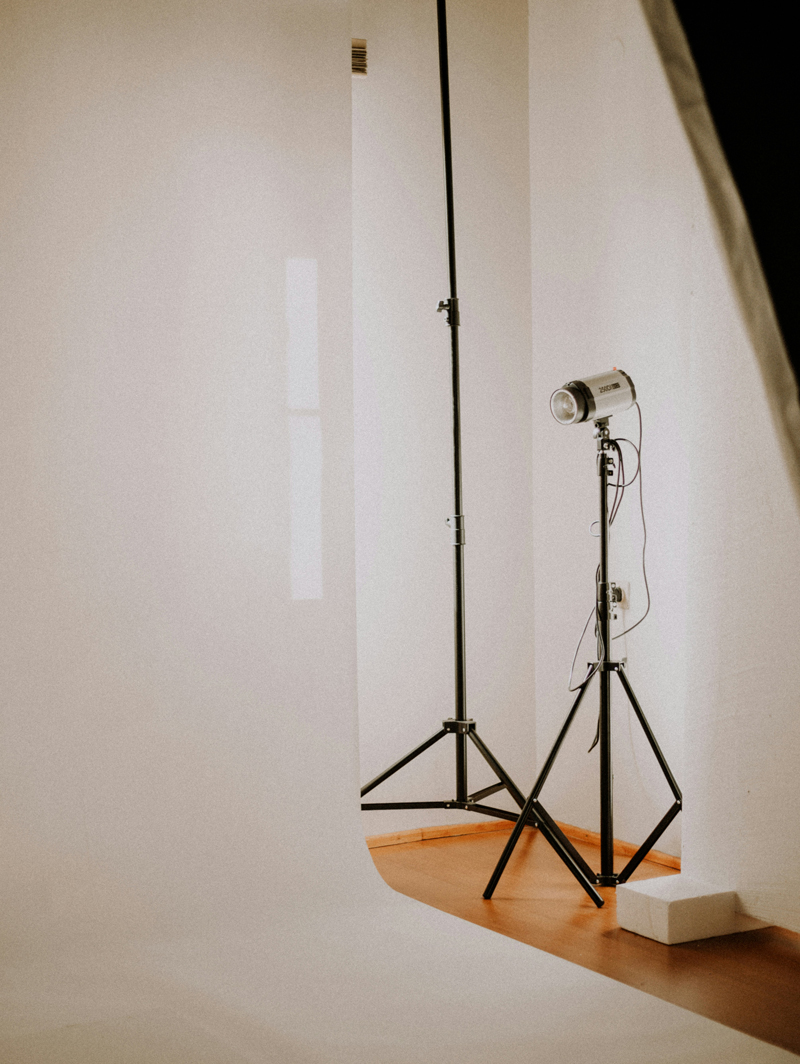 Matériel de shooting photo avec trépied dans un studio lumineux. 