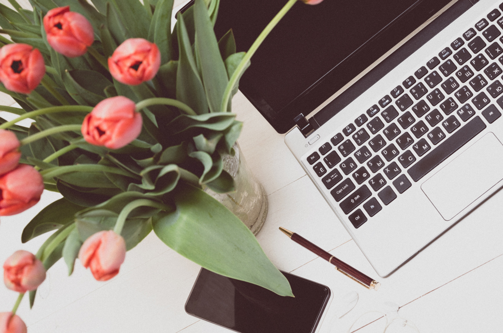 Bouquet de tulipes et ordinateur portable sur un bureau, symbole de créativité