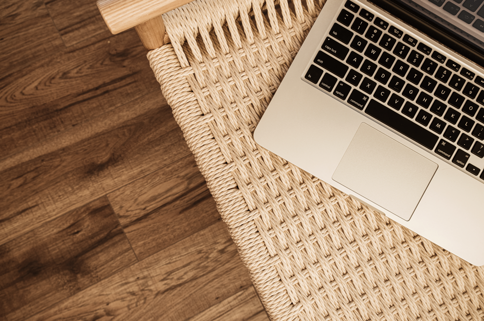 Ordinateur vu de haut, Plugins WordPress recommandés pour les artisans : sécurité, SEO, cache, cookies et boutique en ligne