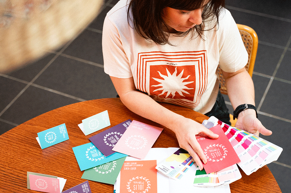 Moi consultant un nuancier Pantone avec des flyers imprimées en couleur CMJN et RVB