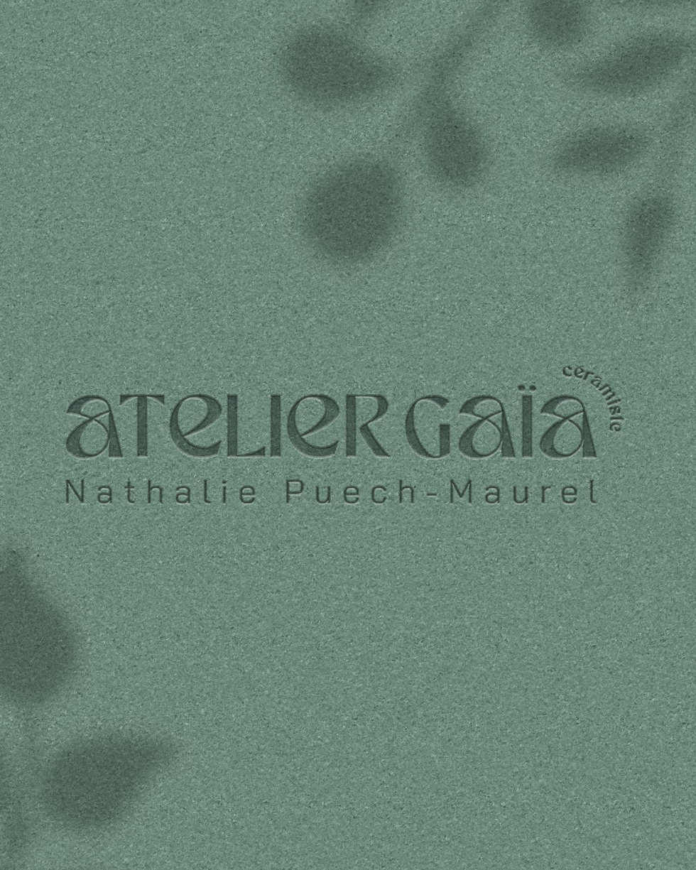 Logo Atelier Gaïa, céramiste à Pignan, extrait d’une identité visuelle artisanale créée par Orizuru Communication