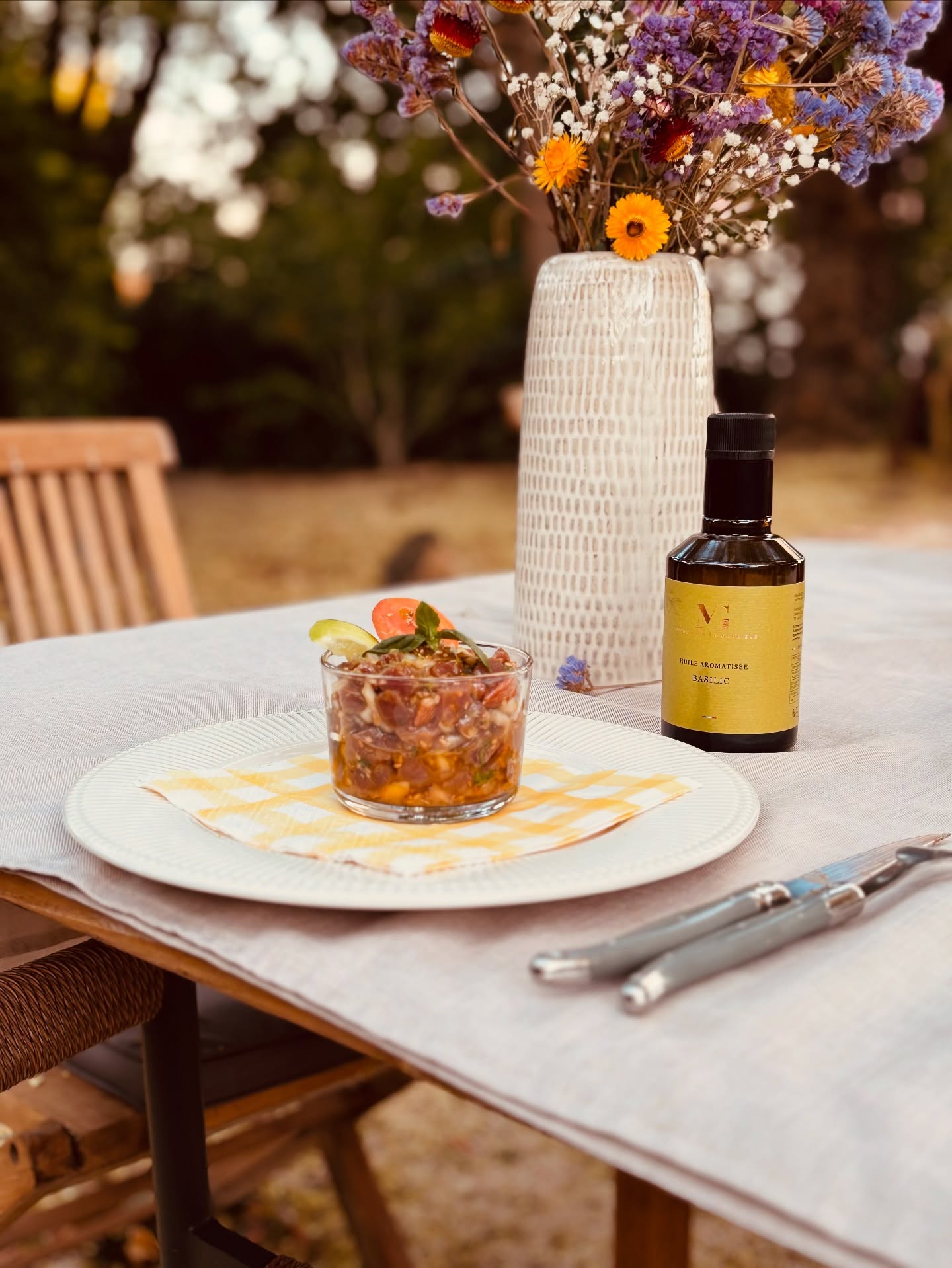 Étiquette adhésive - Moulin de la garrigue Huile aromatisée sur une belle table d'été