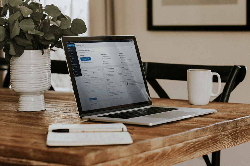 Ordinateur présentant la page d'accueil du backoffice d'un site internet utilisant WordPress